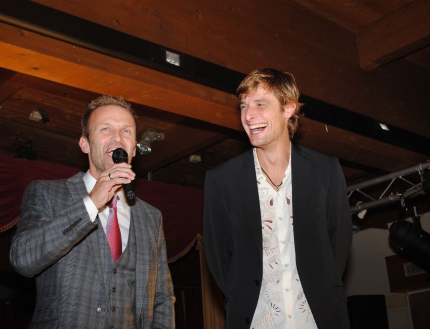 Zwei Männer stehen nebeneinander und einer hält ein Mikrofon