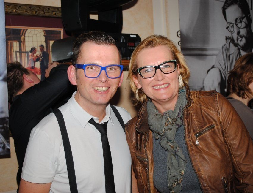 Ein Mann und eine Frau posieren zusammen für ein Foto