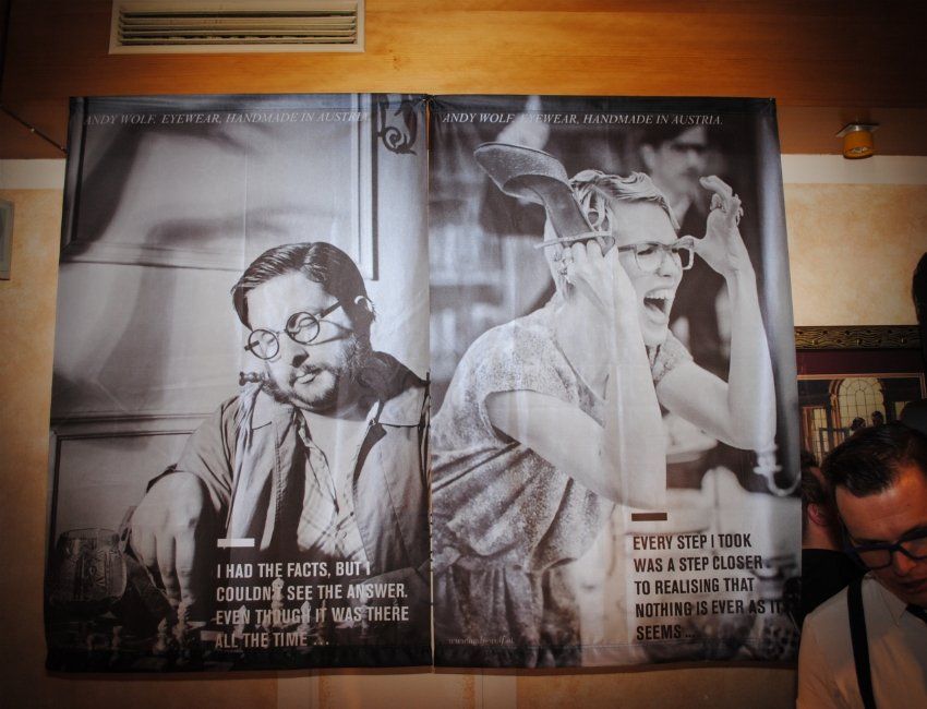 Ein Schwarzweißfoto von einem Mann und einer Frau