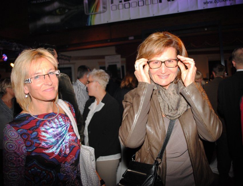 Zwei Frauen mit Brillen stehen nebeneinander