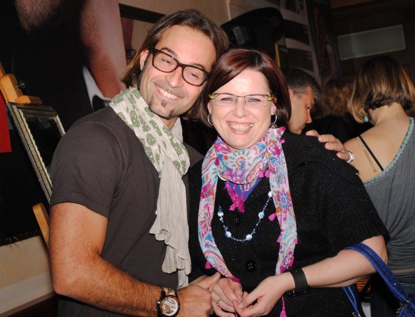 Ein Mann und eine Frau posieren zusammen für ein Foto