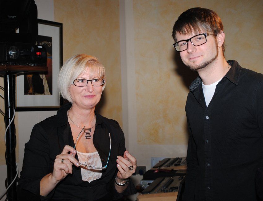 Eine Frau mit Brille steht neben einem Mann mit Brille