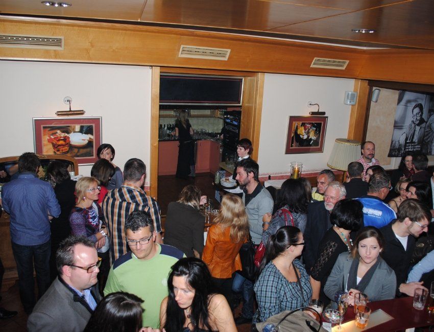 Eine große Gruppe von Menschen hat sich in einem Restaurant versammelt