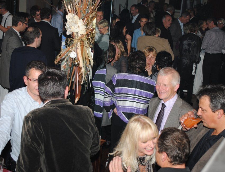 Eine große Gruppe von Menschen ist in einem Raum versammelt