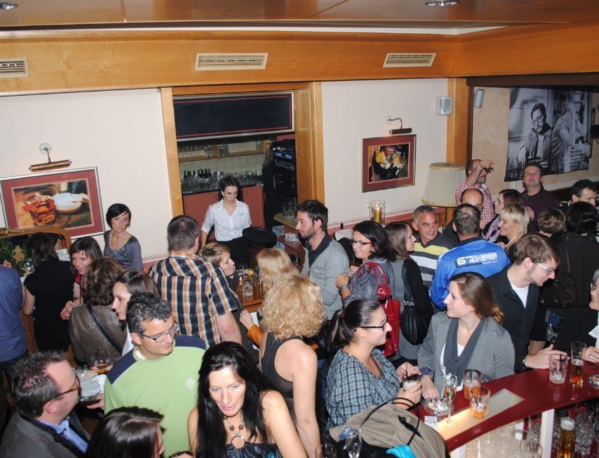 Eine große Gruppe von Menschen versammelt sich um eine Bar