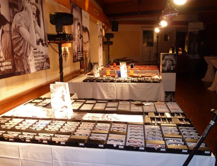 Ein Tisch mit vielen Kisten darauf und einem Schild mit der Aufschrift „a“ darauf