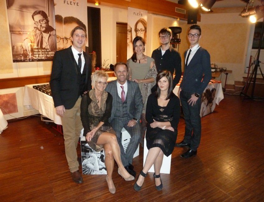 Eine Gruppe von Menschen, die in einem Raum für ein Foto posieren