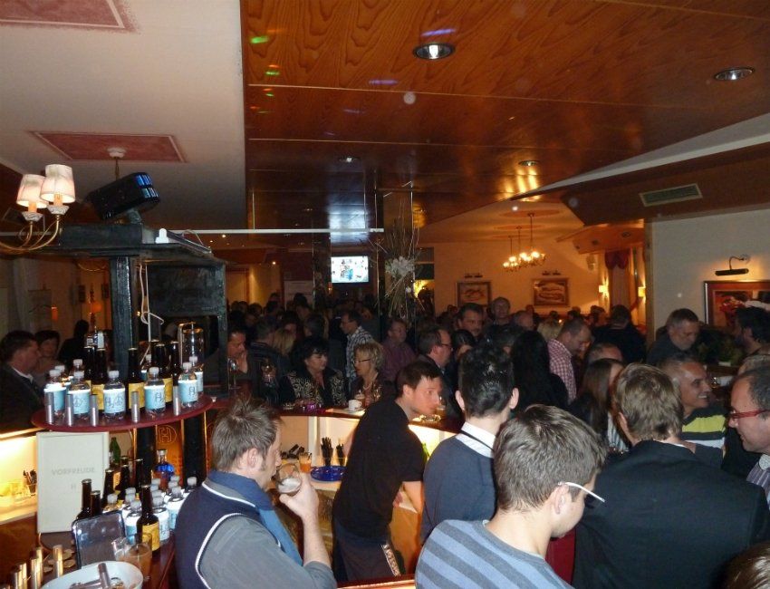 Eine große Gruppe von Menschen hat sich in einem Restaurant versammelt