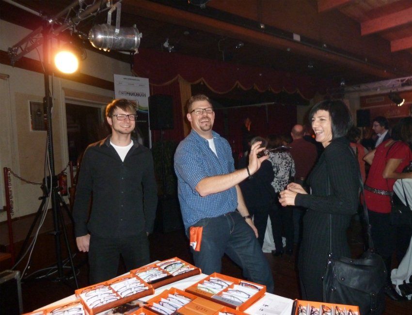 Eine Gruppe von Menschen steht um einen Tisch mit Büchern darauf