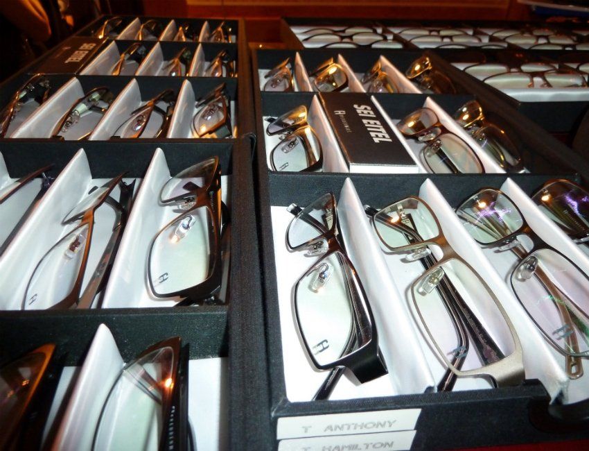 Mehrere Kisten mit Gläsern stehen in Reihen