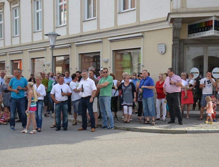 Eine große Gruppe von Menschen steht vor einem Gebäude