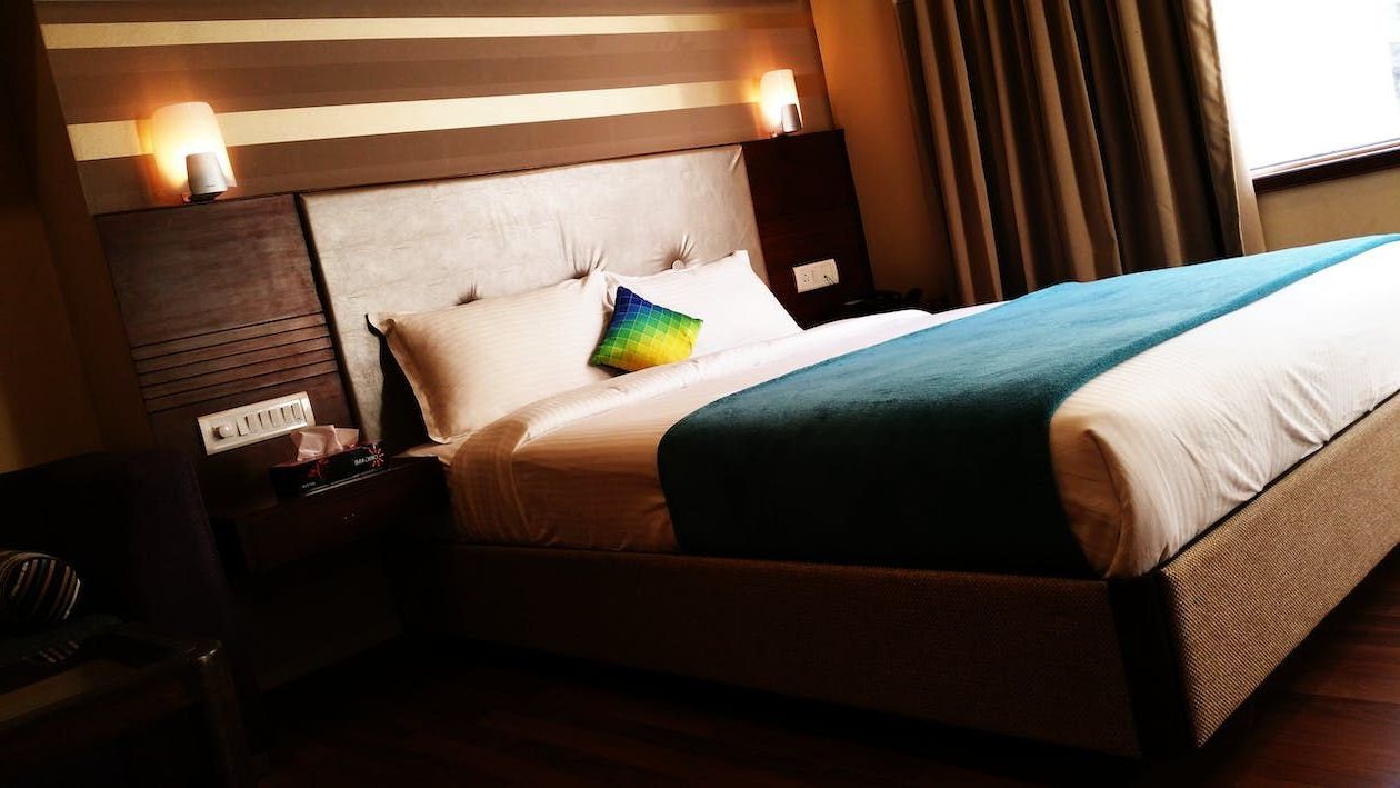 Beautiful and modern home and hotel bedroom — Hotel Brokers in Mount Lofty, QLD