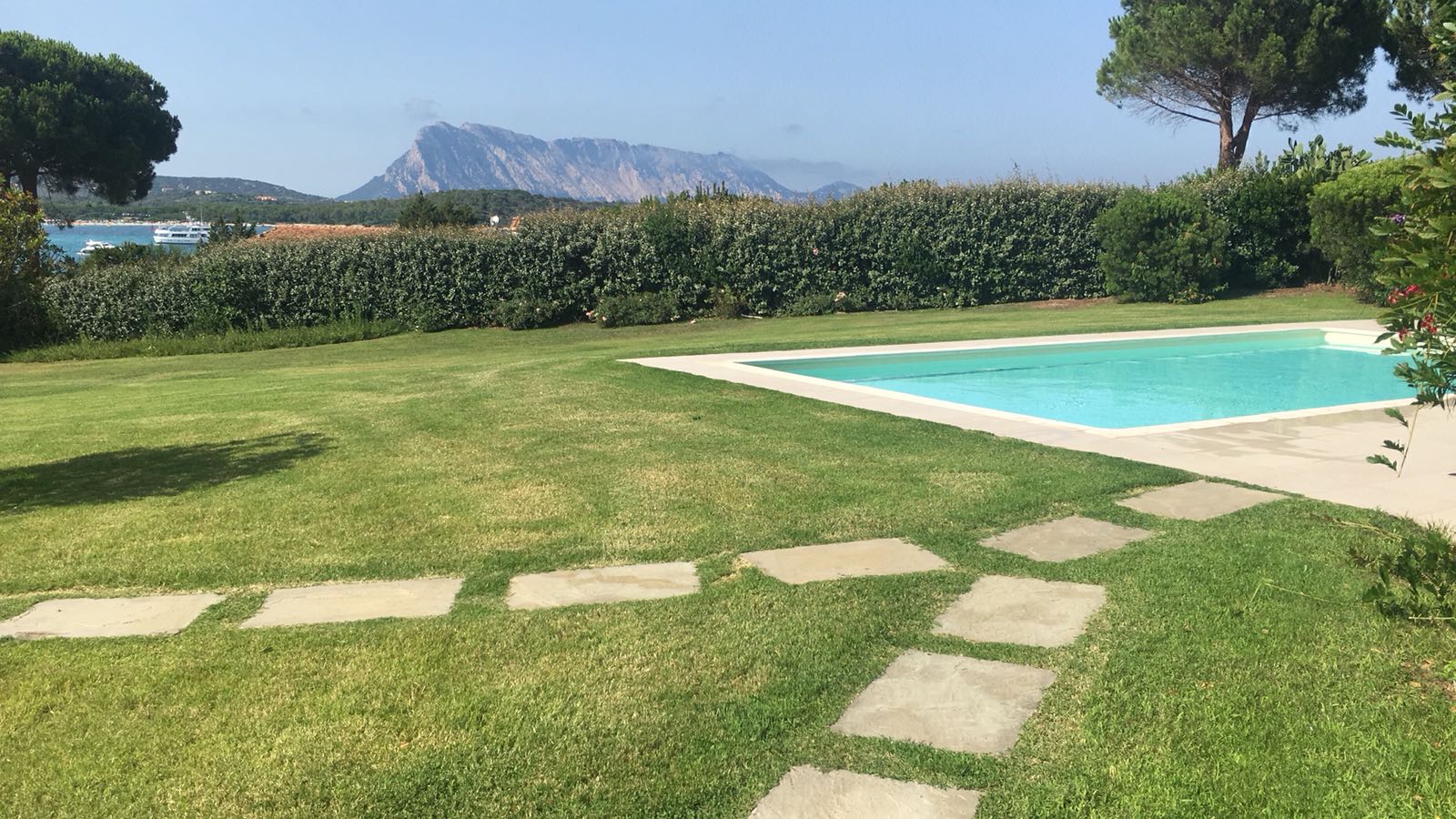 giardino con piscina