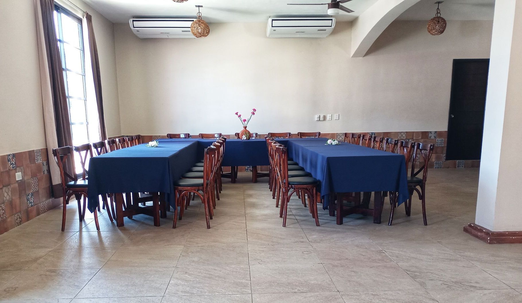 Una gran sala con mesas y sillas.