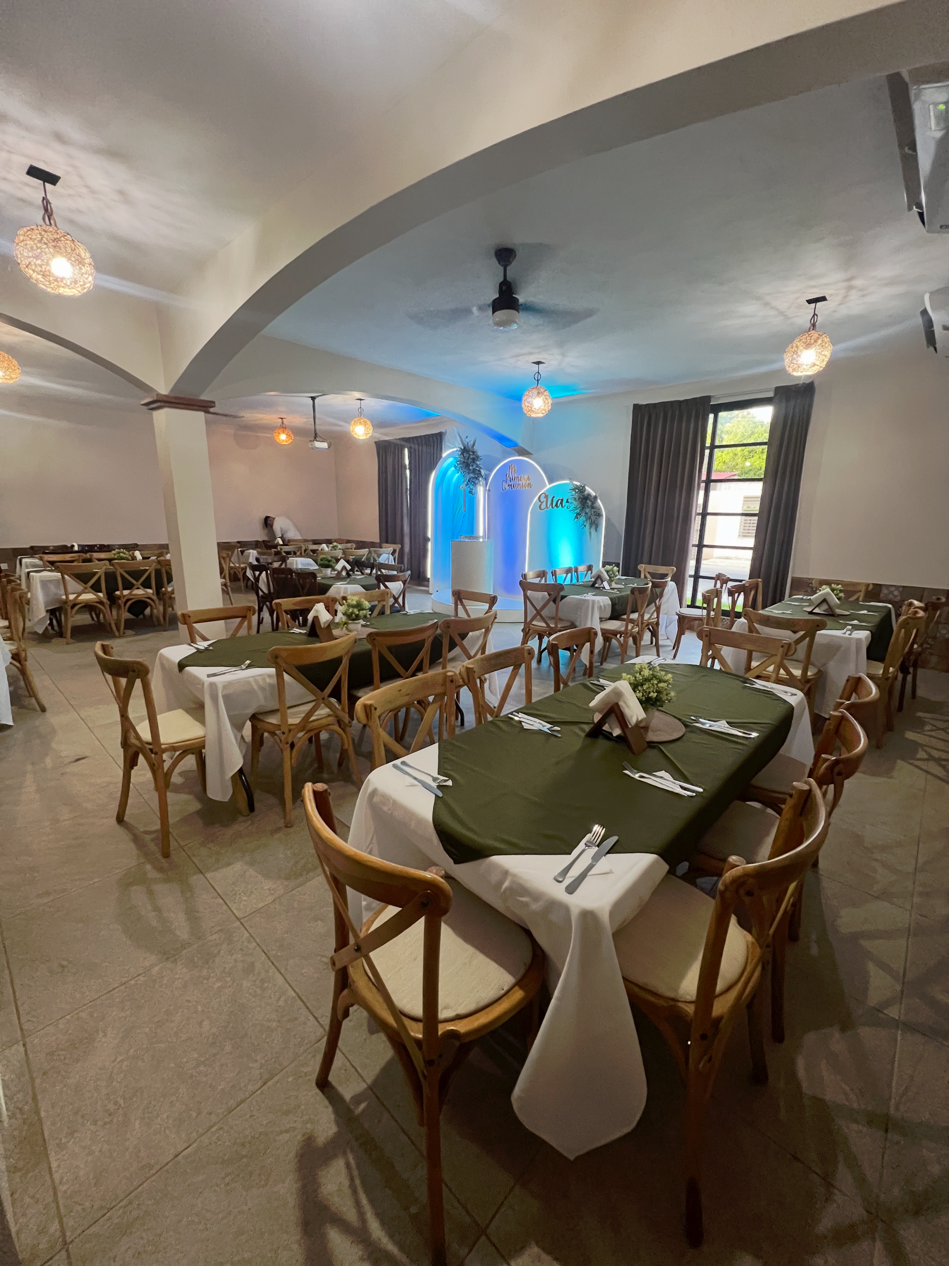 Un restaurante con mesas y sillas preparadas para una recepción de boda.
