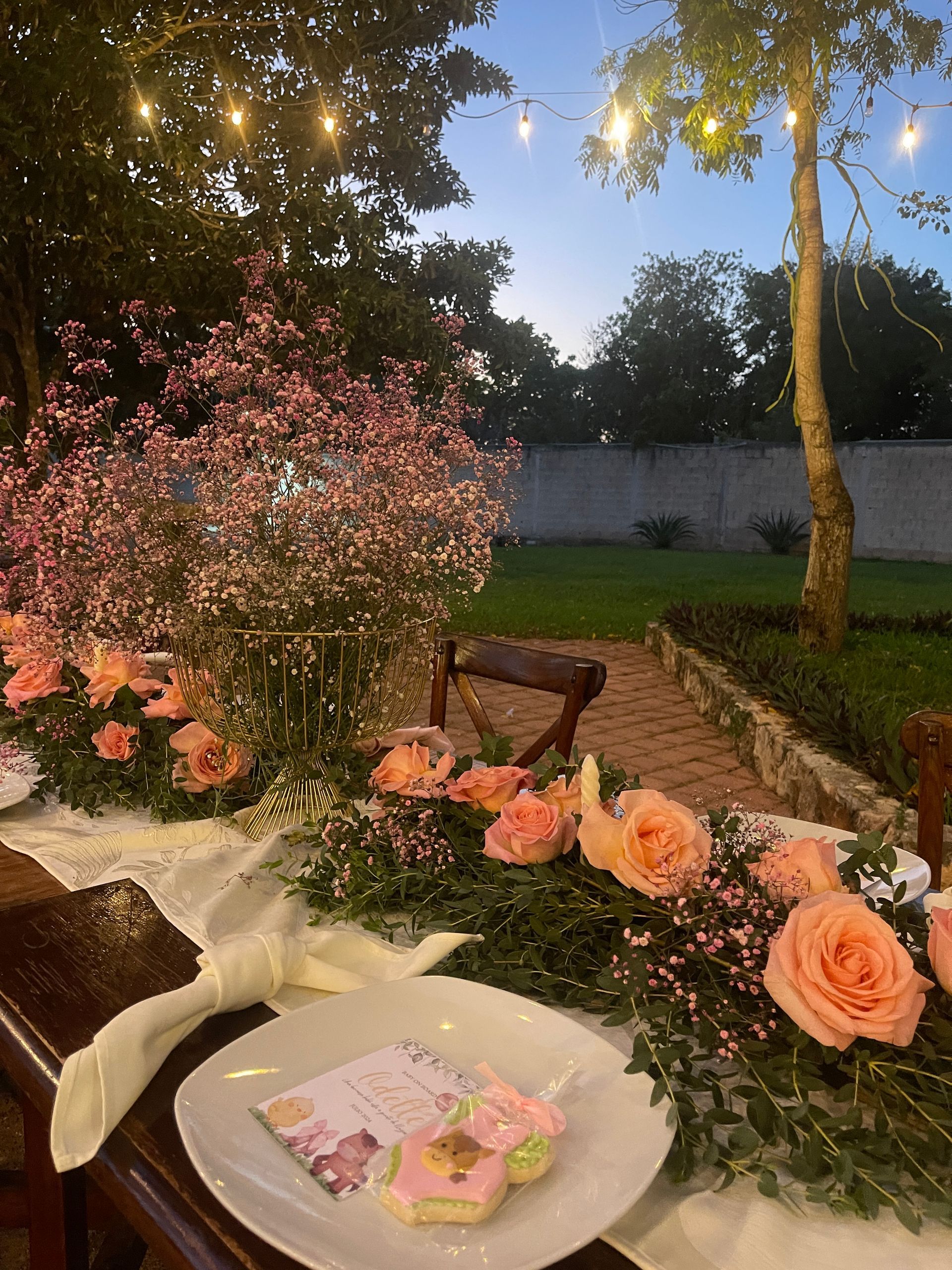 Una mesa con platos de comida y flores sobre ella.