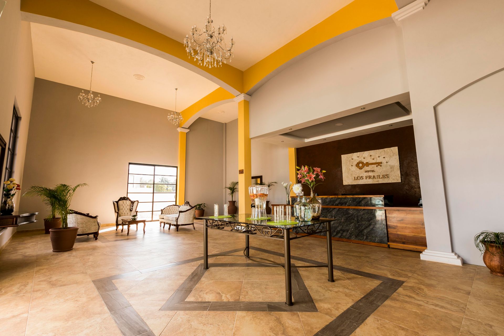 Una habitación grande con una mesa y sillas.
