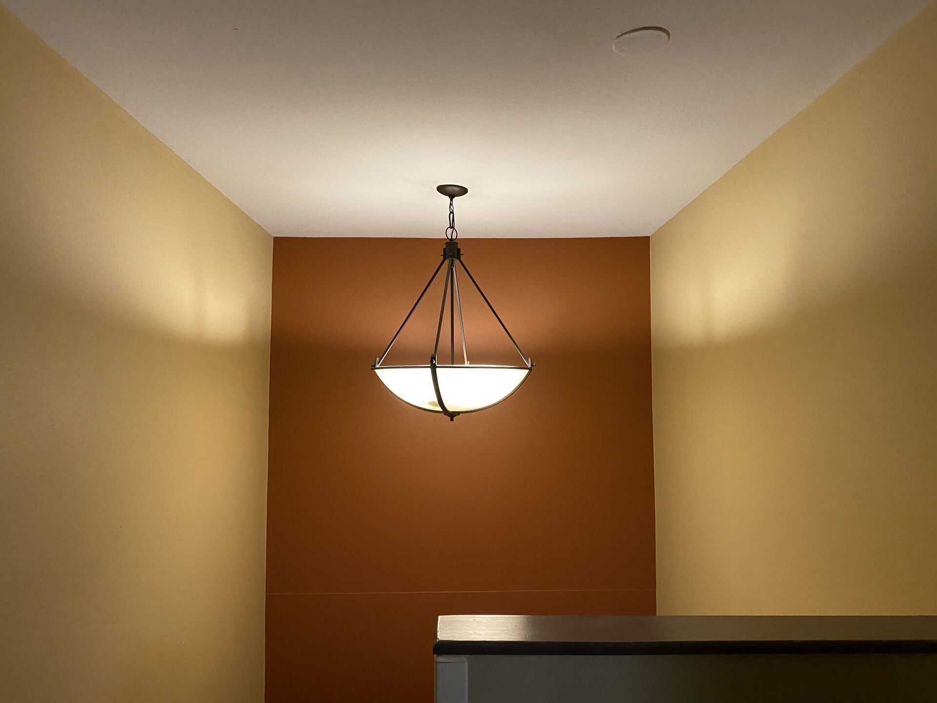 A light hanging from the ceiling in a room