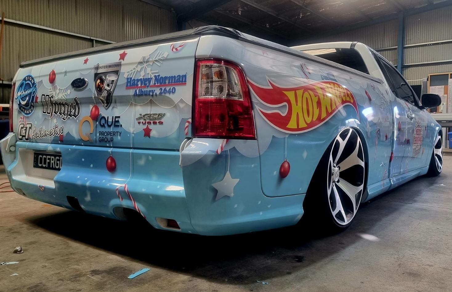 A Slinky 's Seafood Shack Food Truck is Parked on the Side of the Road — Robinsons Sign Makers in Wodonga, VIC