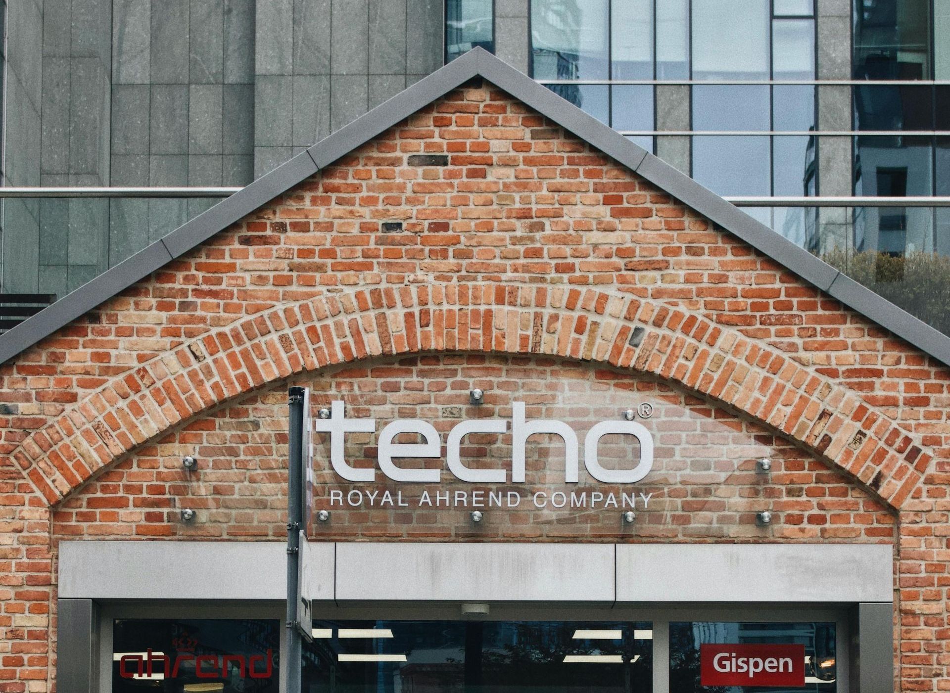 A brick building with the word techo on it