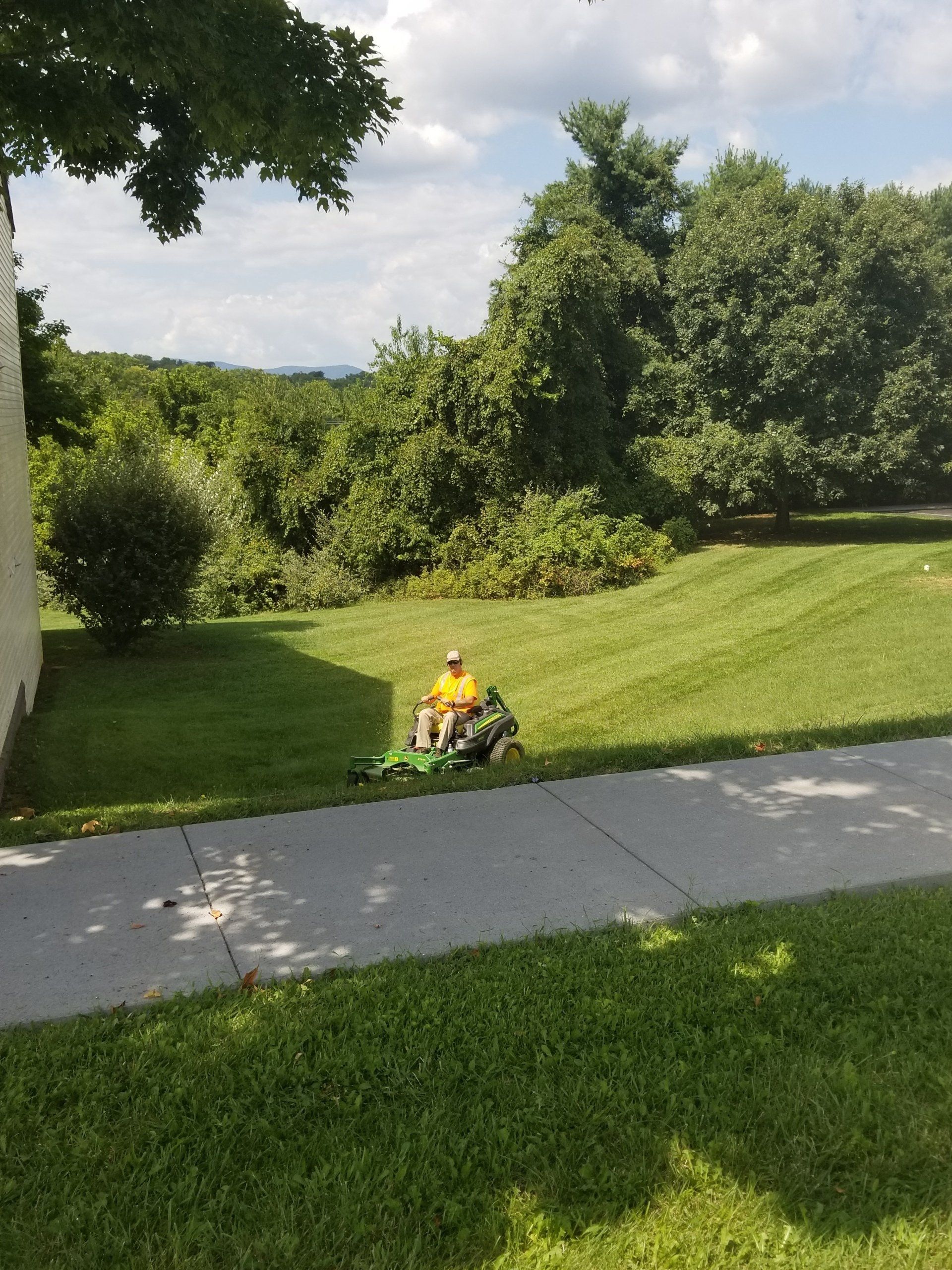 Professional Lawn Care | Presidential Landscaping | Front Royal, VA