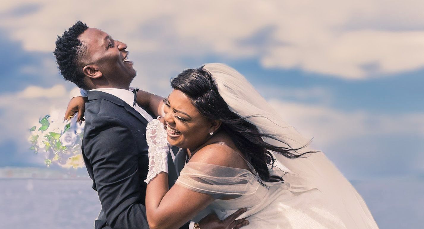 Une mariée et un marié posent pour une photo le jour de leur mariage.