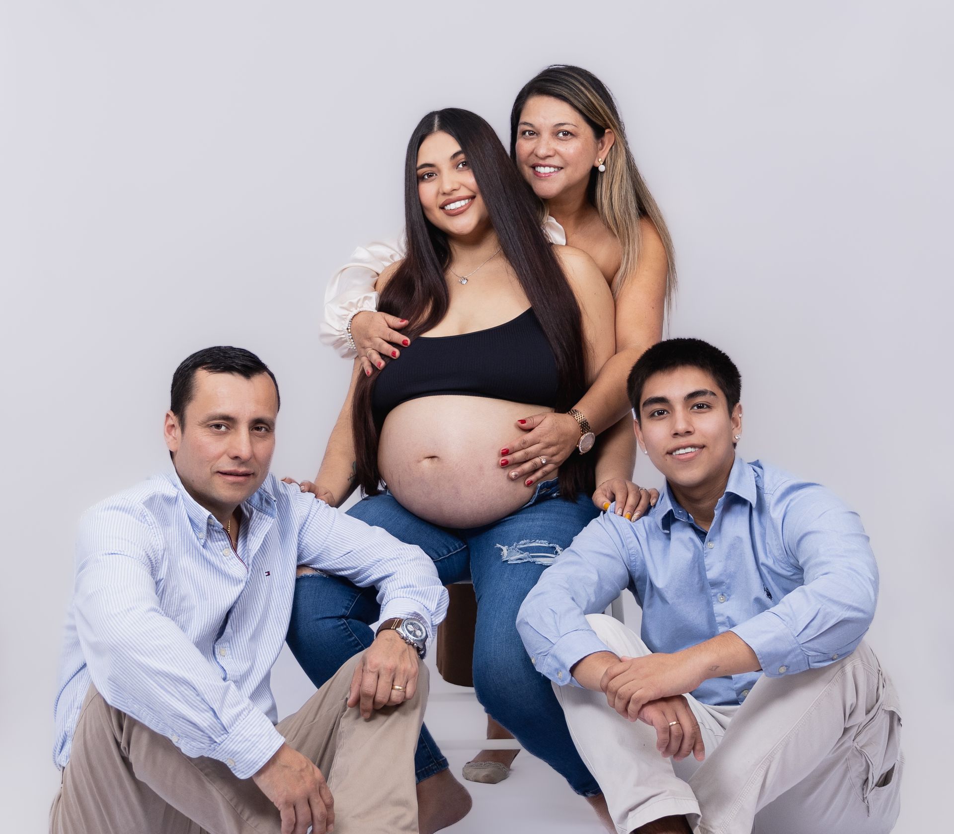 Un groupe de personnes pose pour une photo avec une femme enceinte