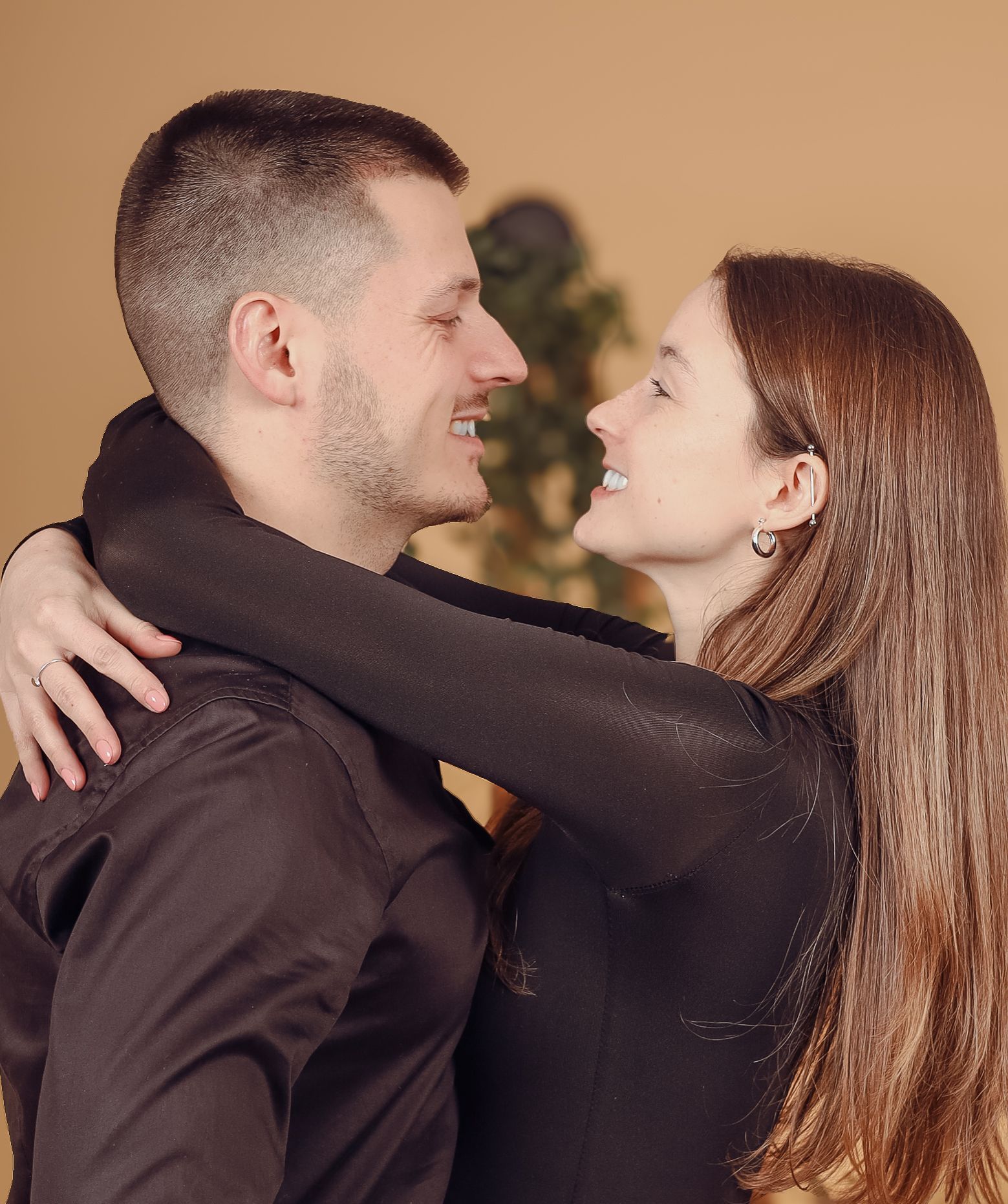 Un homme et une femme se serrent dans les bras et se sourient