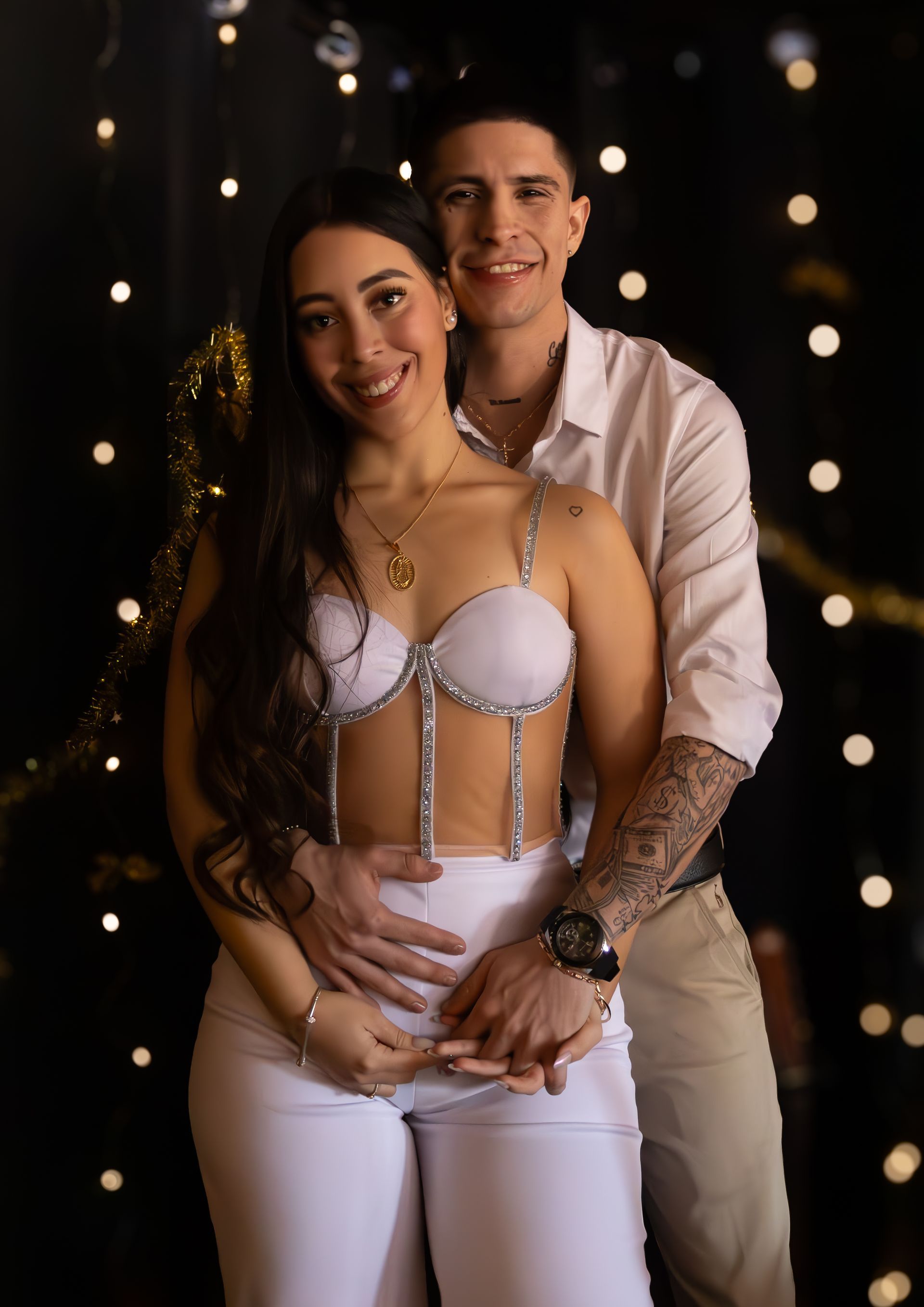 Un homme et une femme posent pour une photo devant un fond noir.