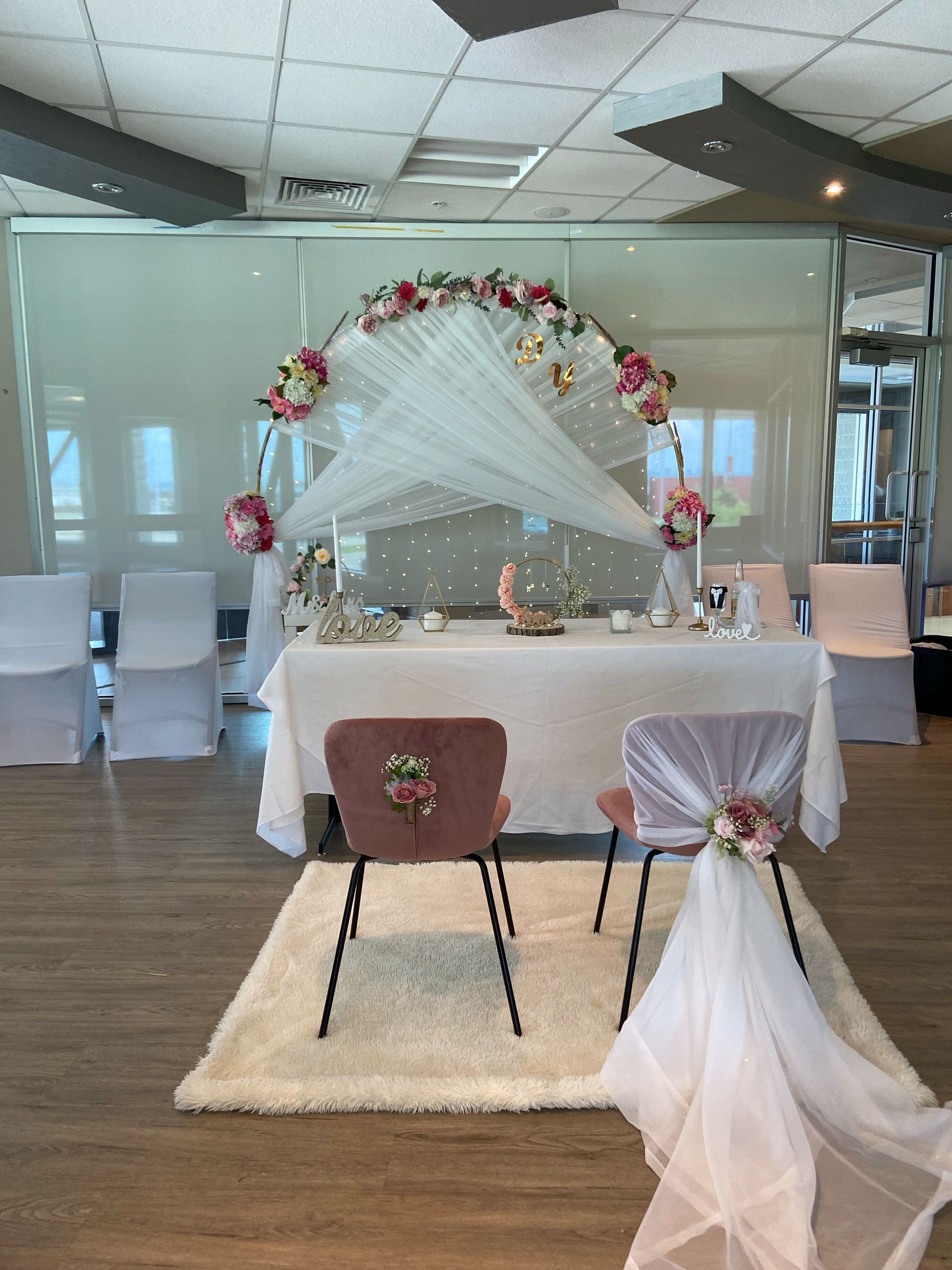 Une pièce avec une table et des chaises décorées pour un mariage