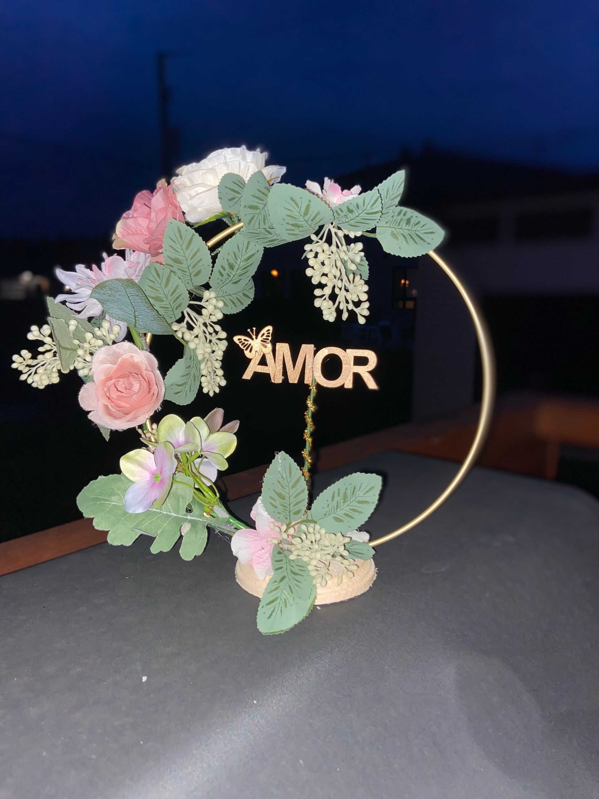 Une composition florale avec le mot amor dessus