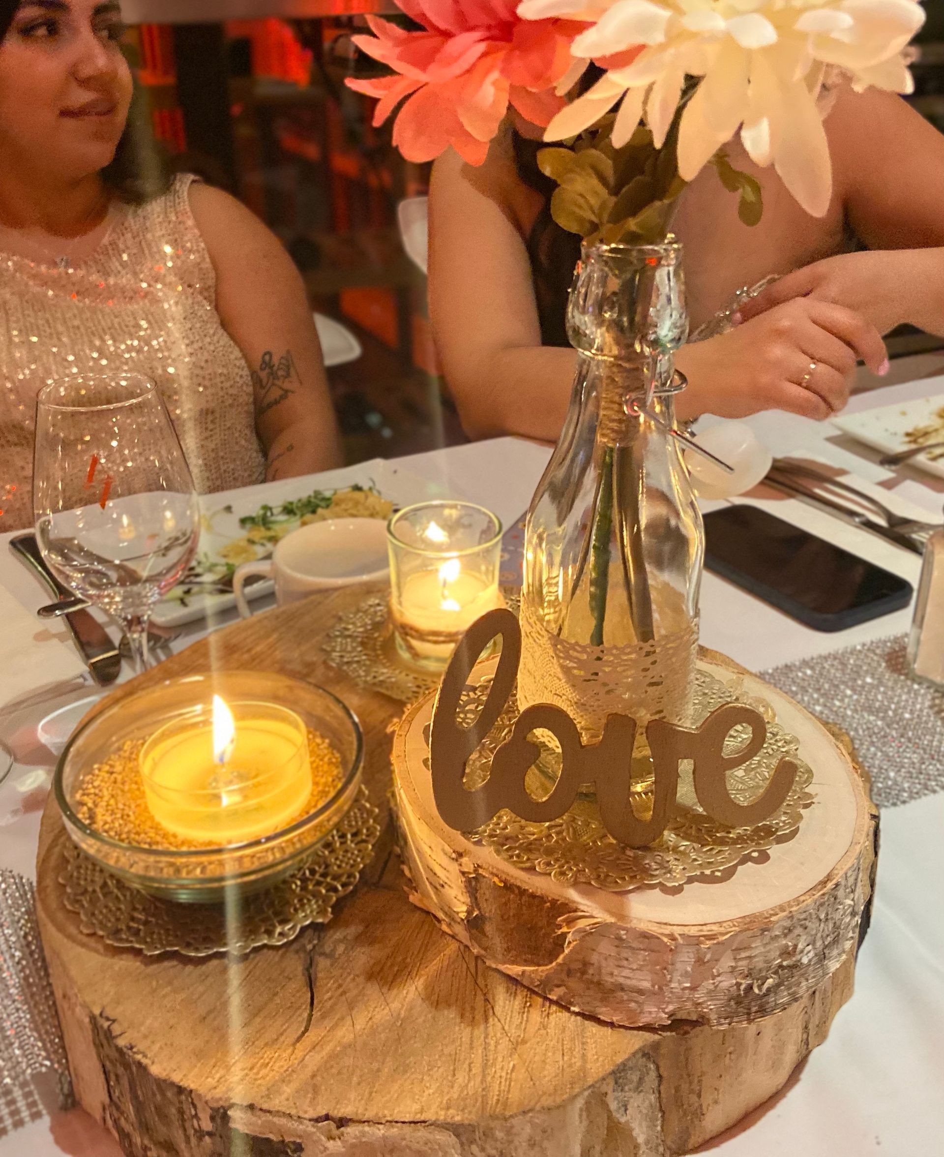 Une tranche de bois avec le mot amour dessus