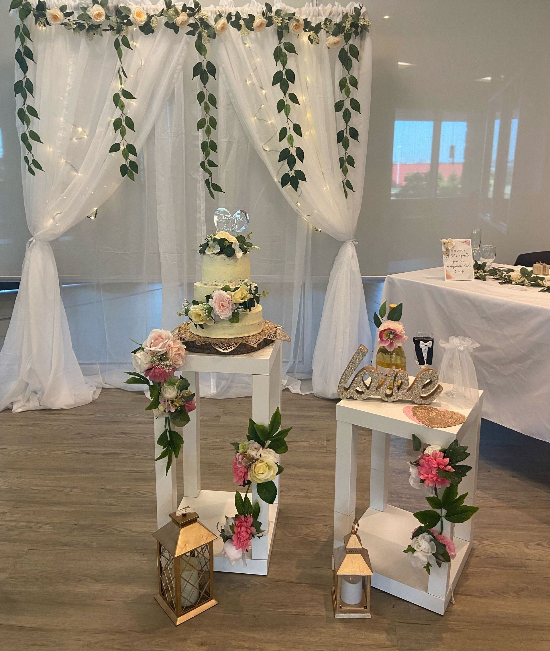 Il y a un gâteau sur une table au milieu de la pièce.