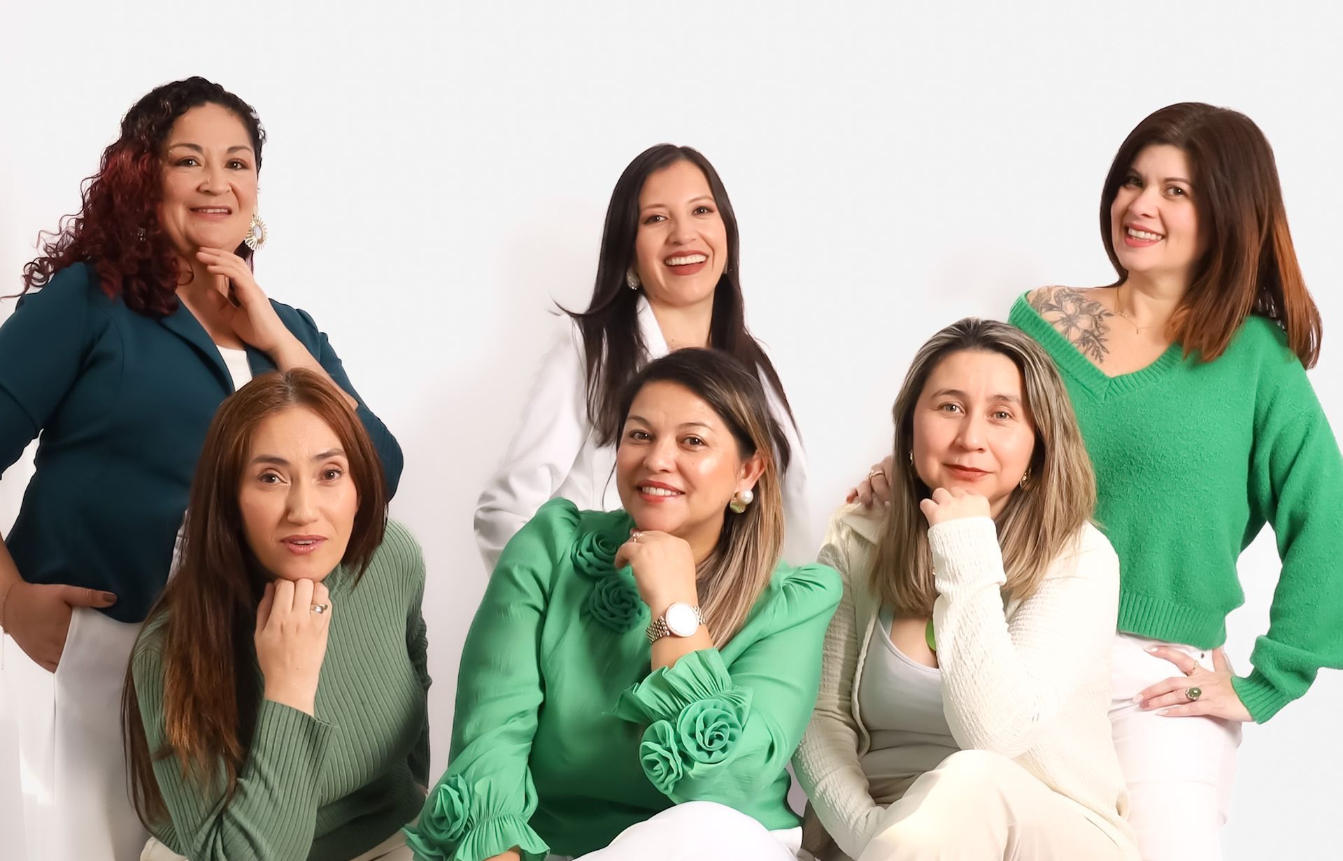 Un groupe de femmes pose ensemble pour une photo.