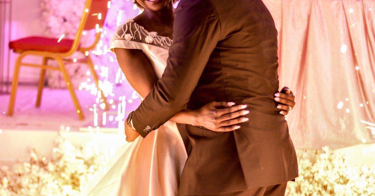 Une mariée et un marié dansent à leur réception de mariage.