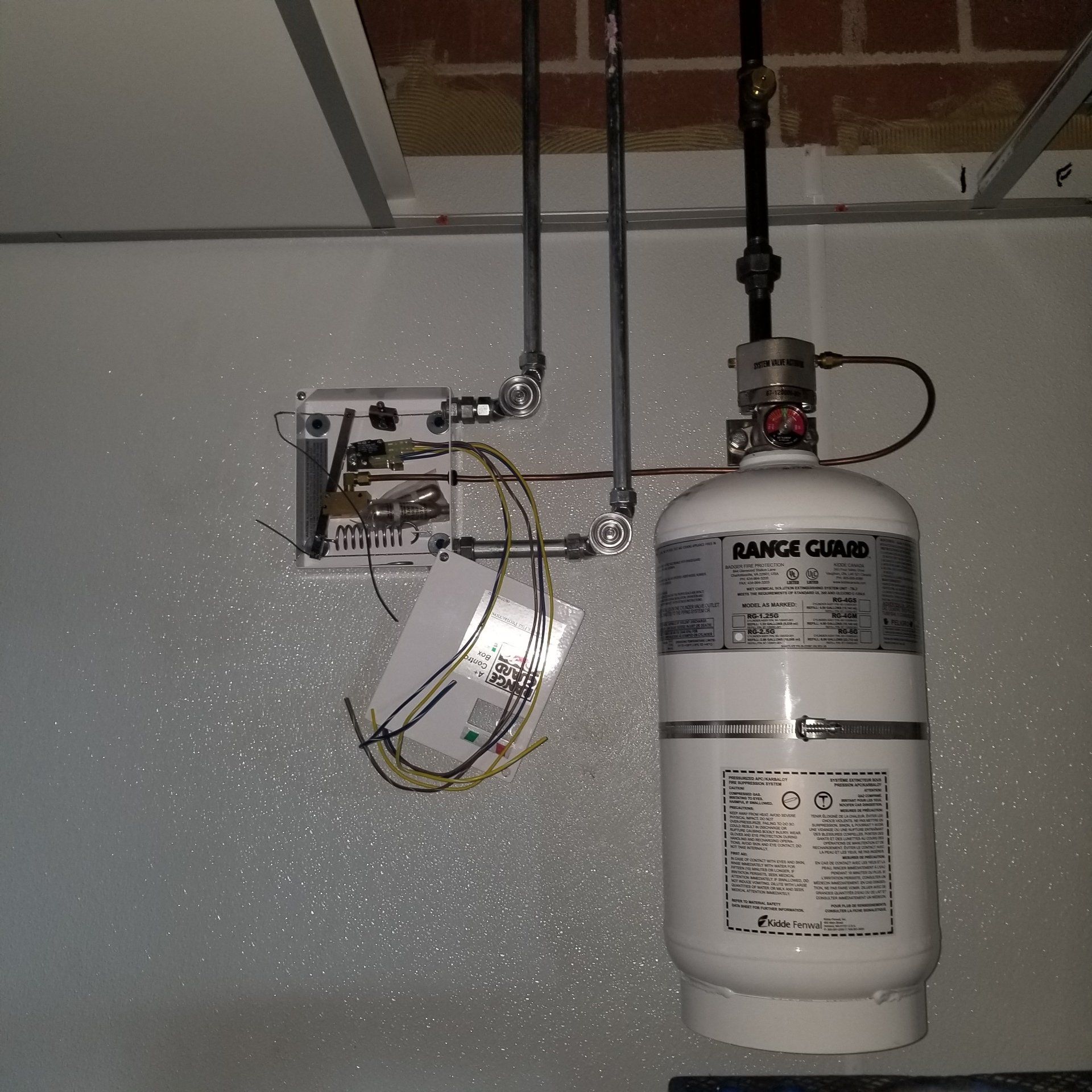 Setting fire extinguisher — Dandridge, TN — Rapid Fire Equipment Inc.