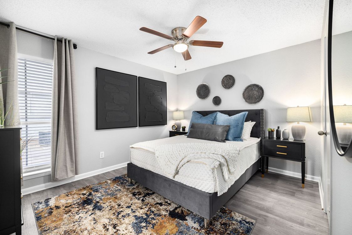 A living room filled with furniture and a ceiling fan.
