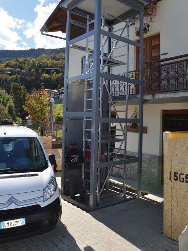 montaggio di ascensore esterno per disabili