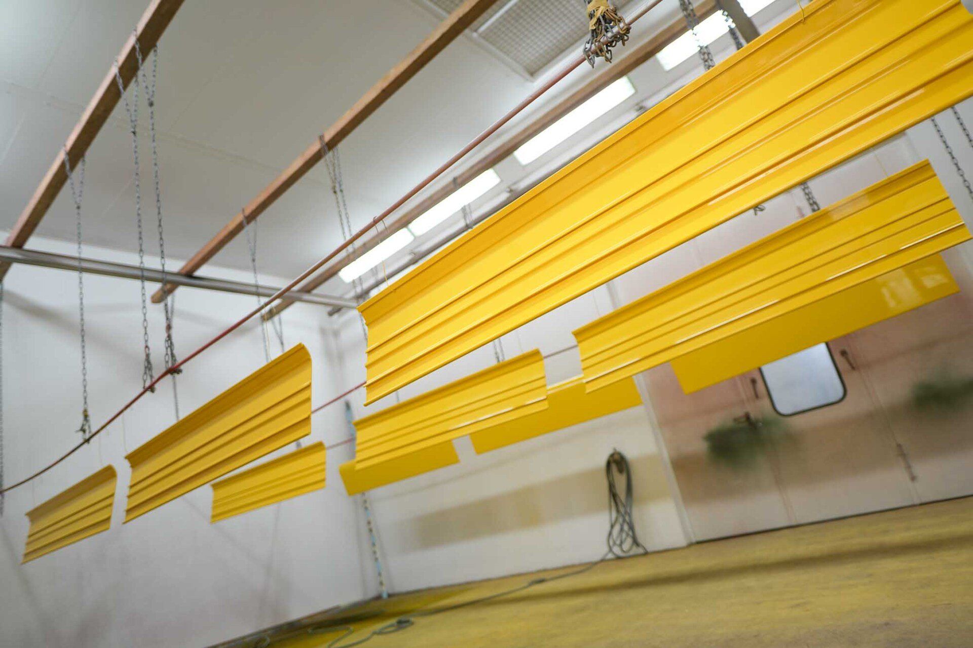 Lackierung, Industrielackierung von Dachblenden für Schienenfahrzeuge mit wefa Lack