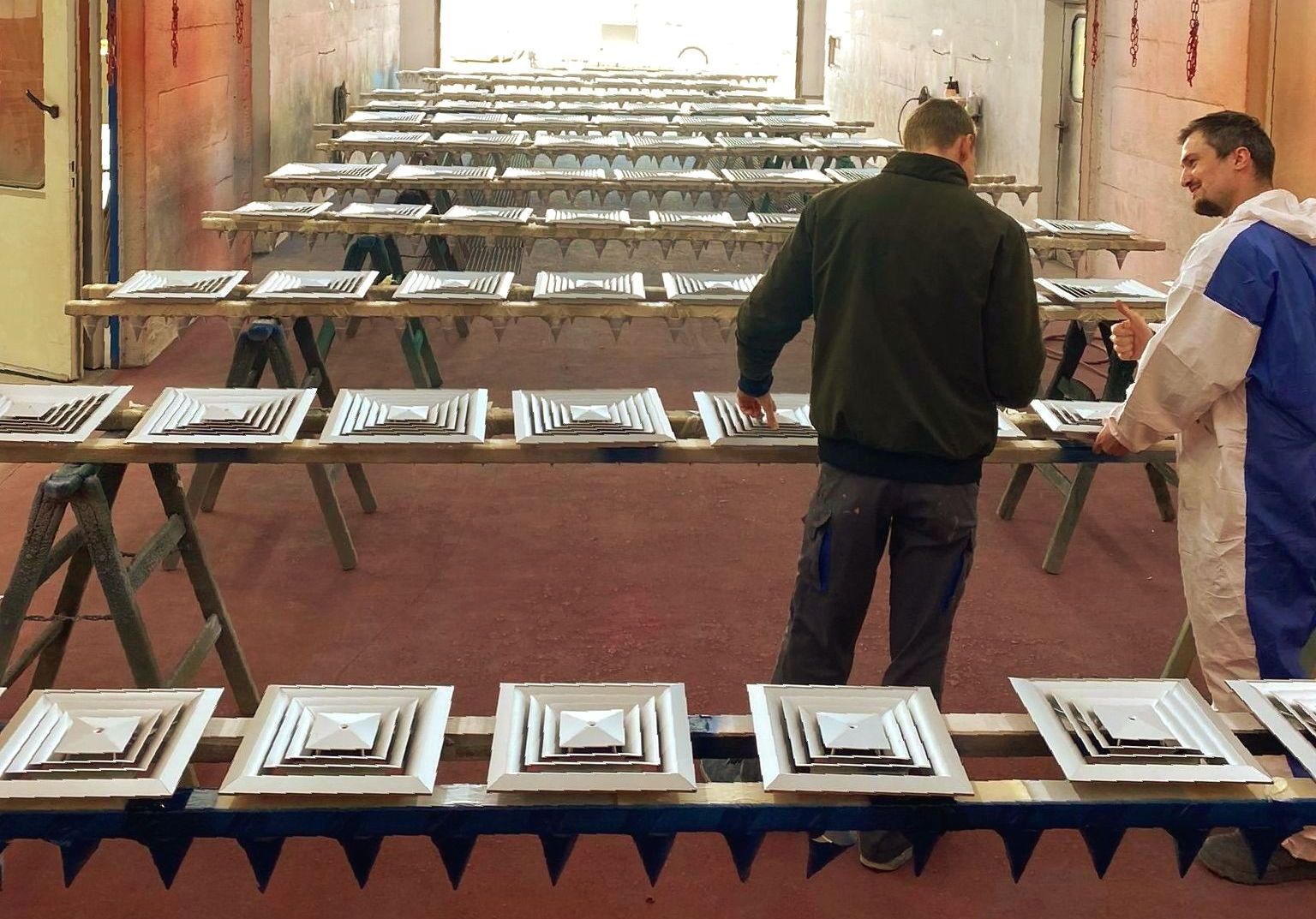 Qualitätskontrolle der Lackierung von Lüftungsgittern bei Albers Lackierzentrum