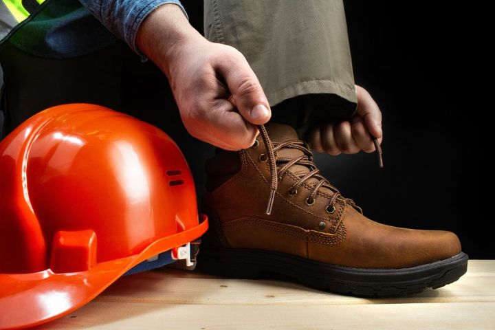 lavoratore con attrezzature antinfortunistiche