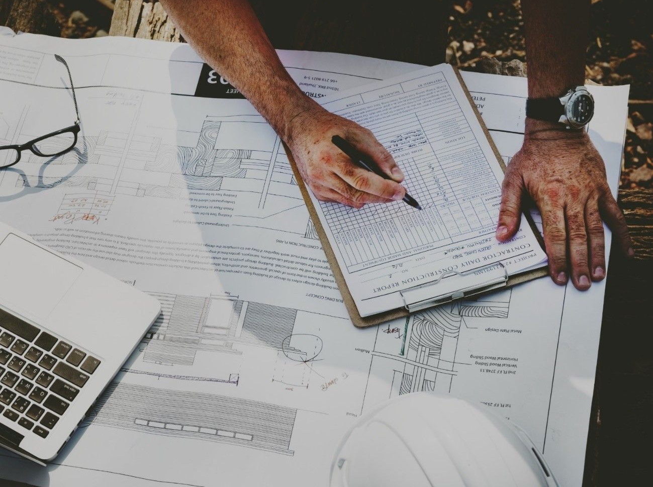 captação de água da chuva em um telhado em um dia chuvoso