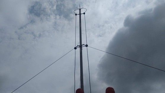 Captor tipo Franklin instalado no topo de um mastro, estaiado, com duas descidas