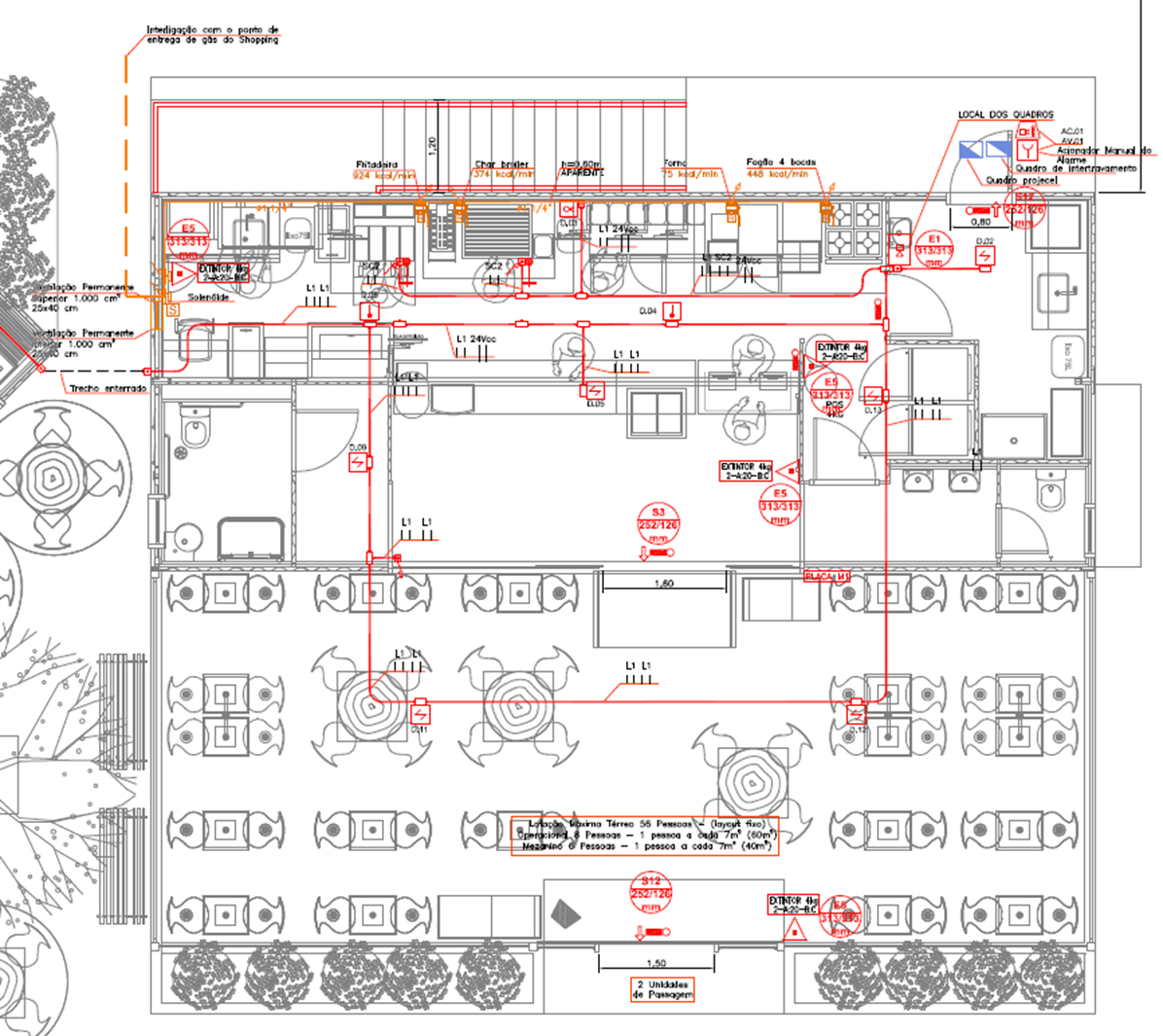 captação de água da chuva em um telhado em um dia chuvoso