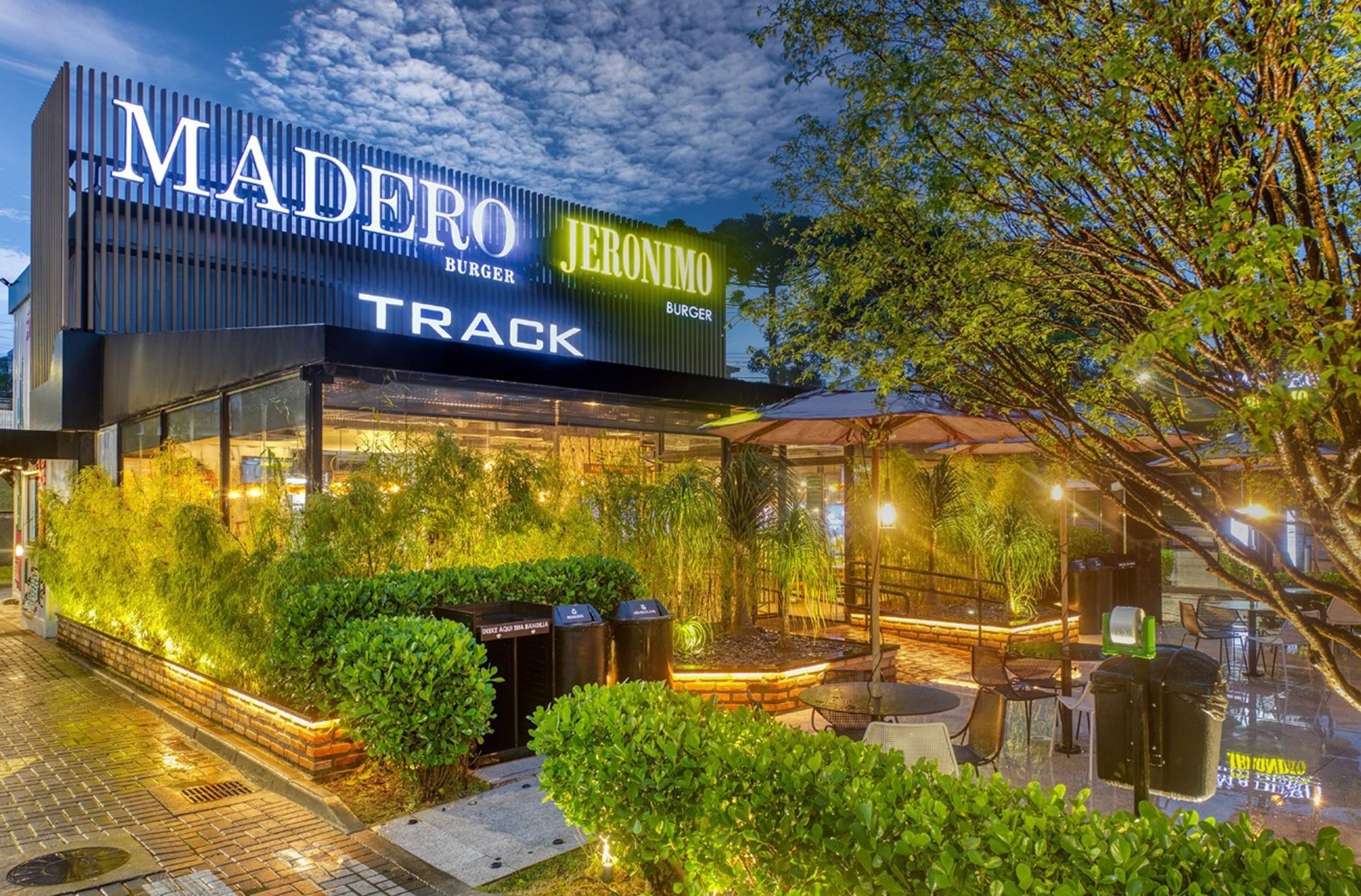 captação de água da chuva em um telhado em um dia chuvoso
