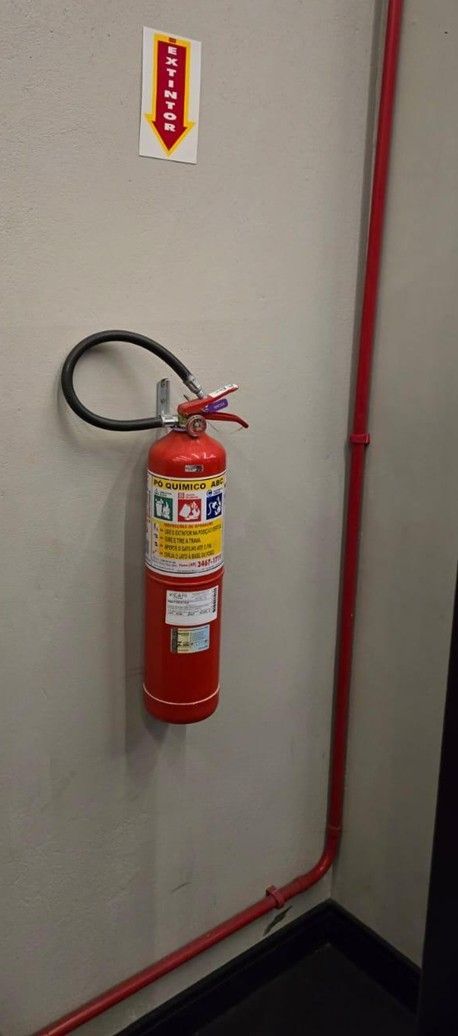 Entrance of a Renner clothing store in a brightly lit shopping mall, featuring a red sign and large display windows.