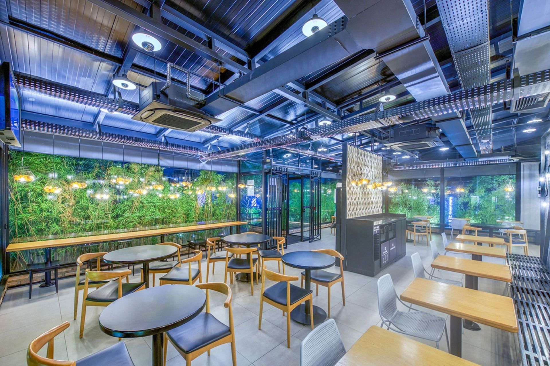 captação de água da chuva em um telhado em um dia chuvoso