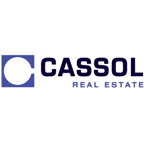 Logotipo imobiliário cassol em um fundo branco