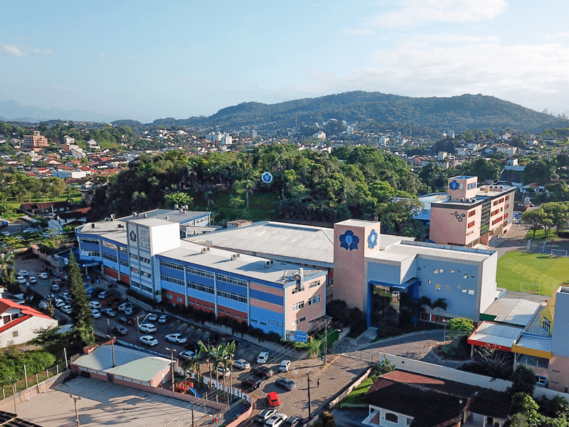 Uma vista aérea de uma cidade com um grande edifício no meio
