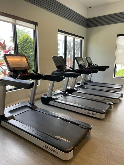 Life fitness treadmill discount service